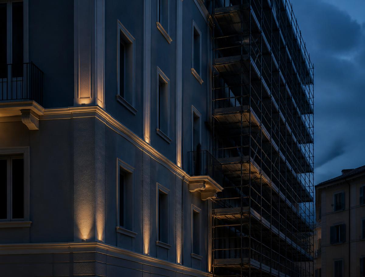 Edificio residenziale urbano con ponteggio all'ora blu