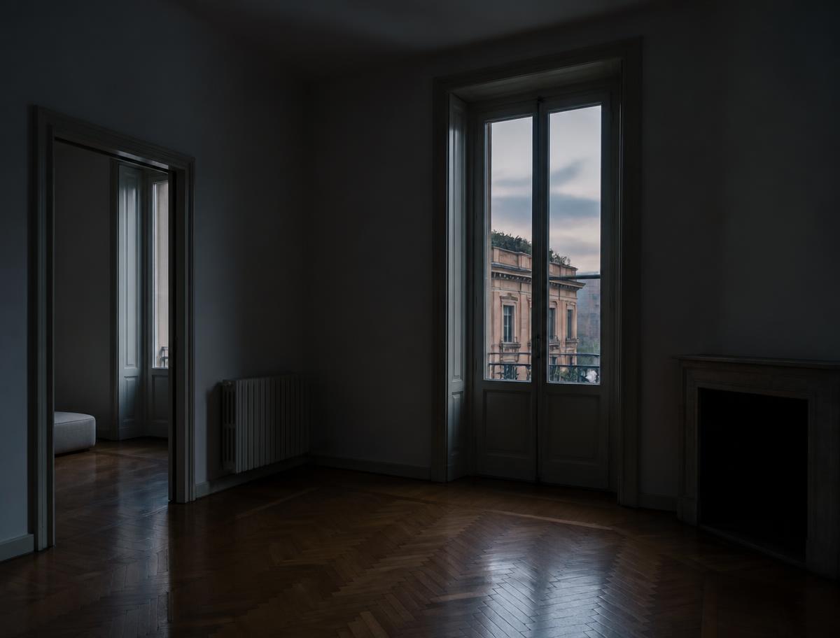 Interno di appartamento italiano vuoto con luce naturale